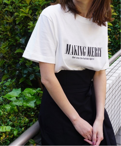 AZUL ENCANTO（アズールエンカント）の「MAKING MERRYオーバーTシャツ（Tシャツ/カットソー・レディース・ダークブラウン/ベージュ/アイボリー・FREE）」の4枚目の写真