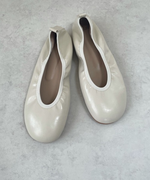 LE MORE（リモア）の「ラウンドパイピングパンプス（バレエシューズ・レディース・ベージュ/ブラウン/アイボリー・S/M/L）」の2枚目の写真