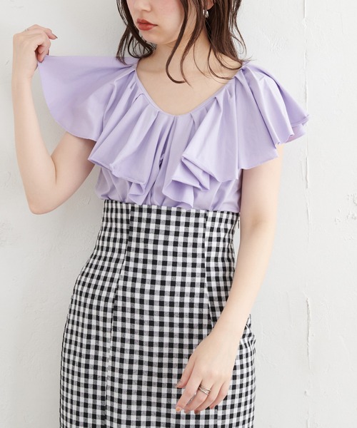natural couture(ナチュラルクチュール)の「【WEB限定カラー有り】ラッフルフリルT(シャツ/ブラウス・レディース・オフホワイト/ブラウン/ラベンダー/ブラック/ピンク・FREE)」の4枚目の写真