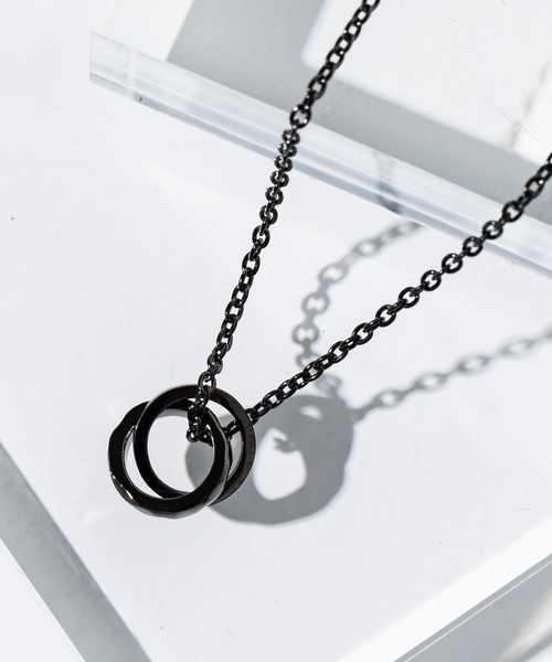UNITED TOKYO(ユナイテッドトウキョウ)の「Tダブルリングネックレス(ネックレス・メンズ・ブラック/シルバー・FREE)」の1枚目の写真