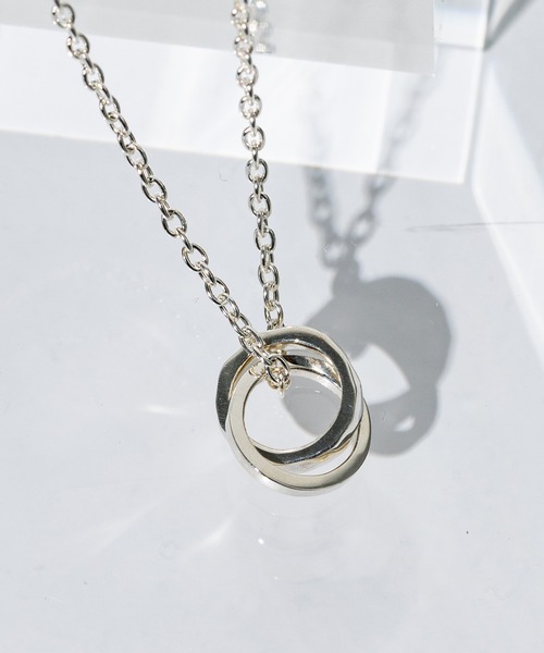 UNITED TOKYO(ユナイテッドトウキョウ)の「Tダブルリングネックレス(ネックレス・メンズ・ブラック/シルバー・FREE)」の3枚目の写真