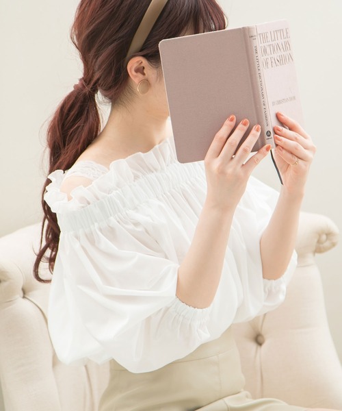 Newlyme(ニューリーミー)の「オフショルバルーンスリーブブラウス(シャツ/ブラウス・レディース・ホワイト/ベージュ/グレイッシュベージュ/ブルー/ブラック・MEDIUM/LARGE)」の2枚目の写真