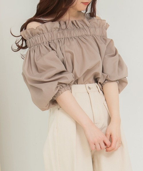 Newlyme(ニューリーミー)の「オフショルバルーンスリーブブラウス(シャツ/ブラウス・レディース・ホワイト/ベージュ/グレイッシュベージュ/ブルー/ブラック・MEDIUM/LARGE)」の4枚目の写真