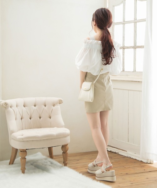 Newlyme(ニューリーミー)の「オフショルバルーンスリーブブラウス(シャツ/ブラウス・レディース・ホワイト/ベージュ/グレイッシュベージュ/ブルー/ブラック・MEDIUM/LARGE)」の6枚目の写真