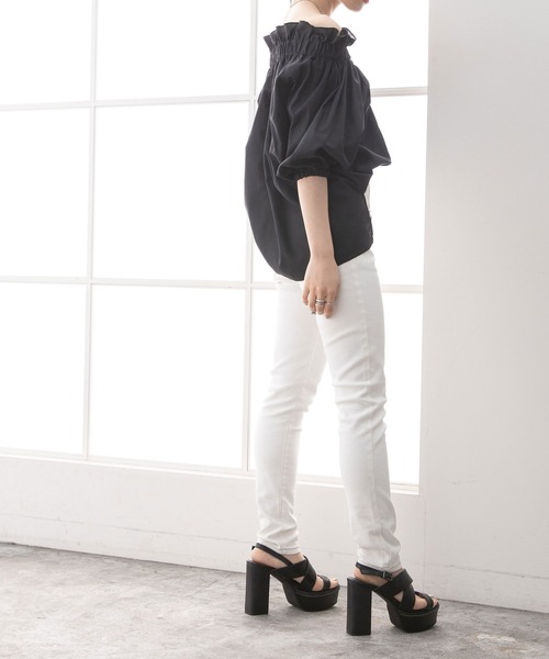 Newlyme(ニューリーミー)の「オフショルバルーンスリーブブラウス(シャツ/ブラウス・レディース・ホワイト/ベージュ/グレイッシュベージュ/ブルー/ブラック・MEDIUM/LARGE)」の9枚目の写真