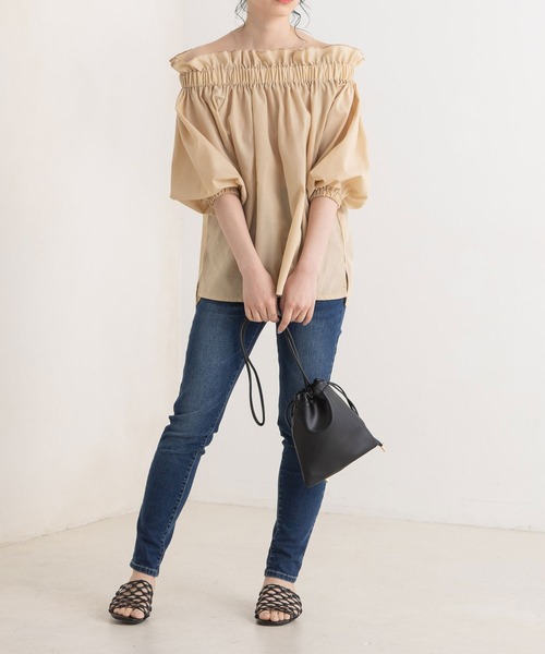 Newlyme(ニューリーミー)の「オフショルバルーンスリーブブラウス(シャツ/ブラウス・レディース・ホワイト/ベージュ/グレイッシュベージュ/ブルー/ブラック・MEDIUM/LARGE)」の11枚目の写真