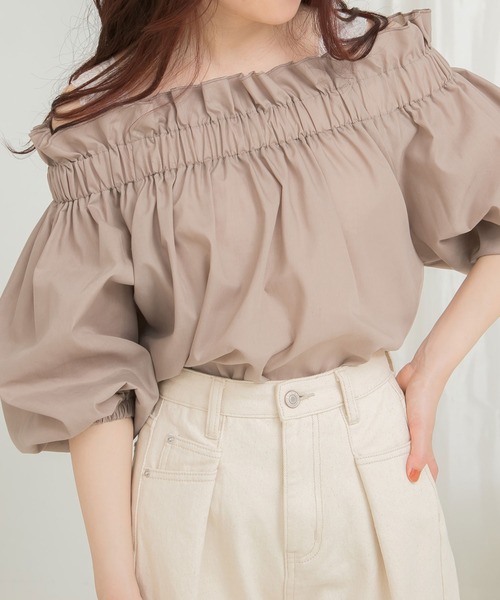 Newlyme(ニューリーミー)の「オフショルバルーンスリーブブラウス(シャツ/ブラウス・レディース・ホワイト/ベージュ/グレイッシュベージュ/ブルー/ブラック・MEDIUM/LARGE)」の7枚目の写真