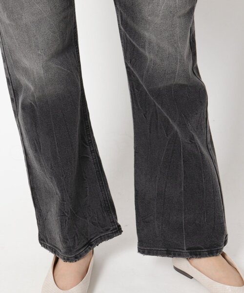 THE SHOP TK （ザ ショップ ティーケー ）の「◆EDWIN別注デニムフレアパンツ（デニムパンツ・レディース・チャコールグレー/ブルー・13/12）」の4枚目の写真