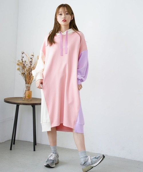 MILKFED.(ミルクフェド)の「PANELED HOODED SWEAT DRESS(ワンピース・レディース・ブラック/ライトピンク/ブルー・ONE SIZE)」の1枚目の写真