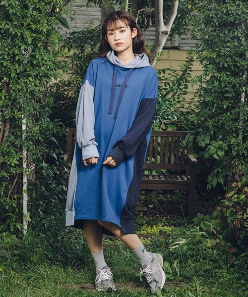 MILKFED.(ミルクフェド)の「PANELED HOODED SWEAT DRESS(ワンピース・レディース・ブラック/ライトピンク/ブルー・ONE SIZE)」の3枚目の写真