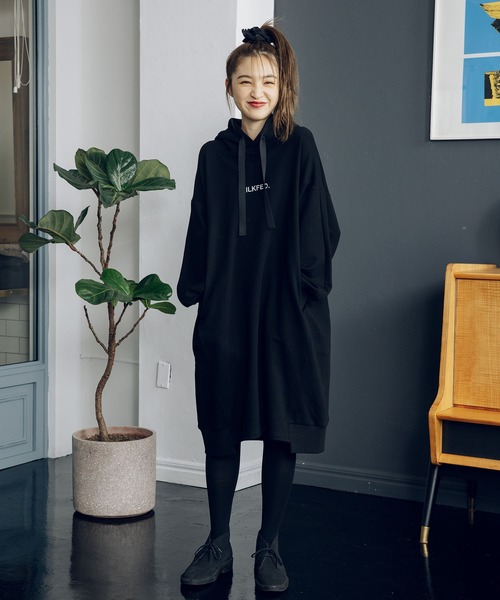 MILKFED.(ミルクフェド)の「PANELED HOODED SWEAT DRESS(ワンピース・レディース・ブラック/ライトピンク/ブルー・ONE SIZE)」の2枚目の写真