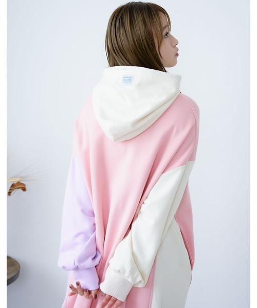 MILKFED.(ミルクフェド)の「PANELED HOODED SWEAT DRESS(ワンピース・レディース・ブラック/ライトピンク/ブルー・ONE SIZE)」の6枚目の写真