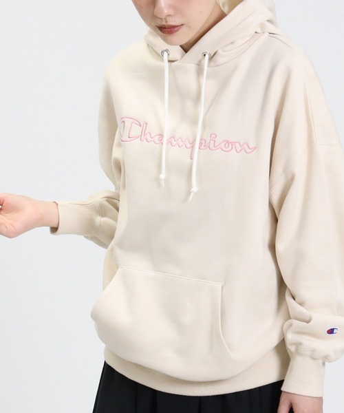 Champion（チャンピオン）の「【Champion】ロゴ刺繍スウェットパーカー（パーカー・レディース・ブラウン/ピンク/グレー/ベージュ/オフホワイト/ライム・M/L）」の2枚目の写真