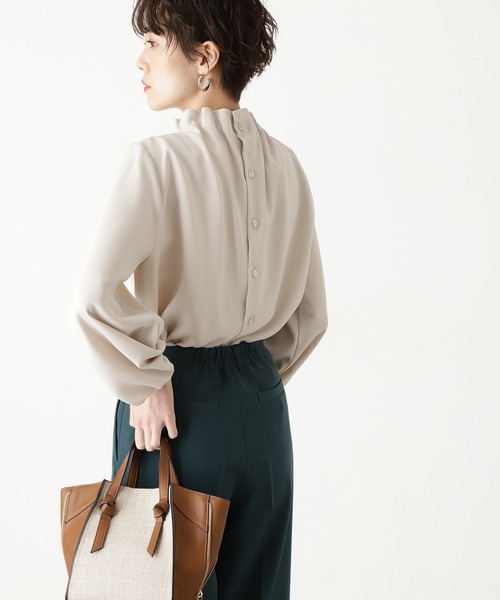 N.（N. Natural Beauty Basic）（エヌエヌナチュラルビューティーベーシック）の「【追加生産】【WEB限定カラー】◆ペーパーバックパフブラウス（シャツ/ブラウス・レディース・ホワイト/ブラック/カーキ/グリーン・MEDIUM）」の7枚目の写真