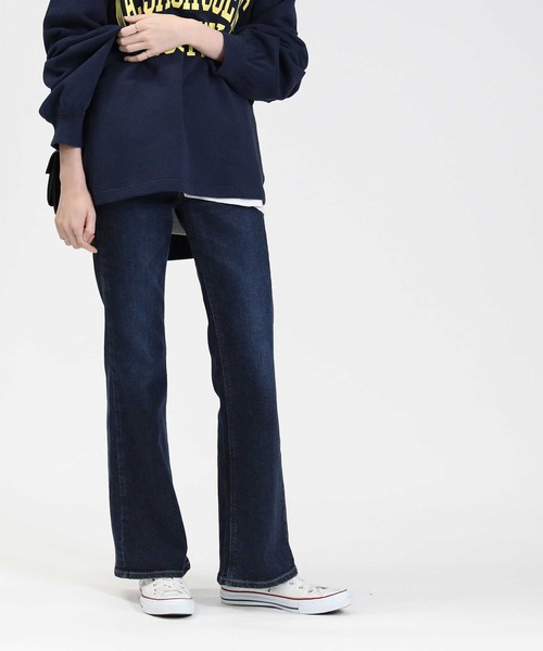 SOMETHING（サムシング）の「【SOMETHING】「LISA」デニムフレアパンツ (フレアシルエット/テンセルストレッチ/脚長効果/カジュアル/きれいめ)（デニムパンツ・レディース・ダークインディゴブルー・29inch/30inch/25inch/26inch/27inch/28inch/31inch）」の4枚目の写真