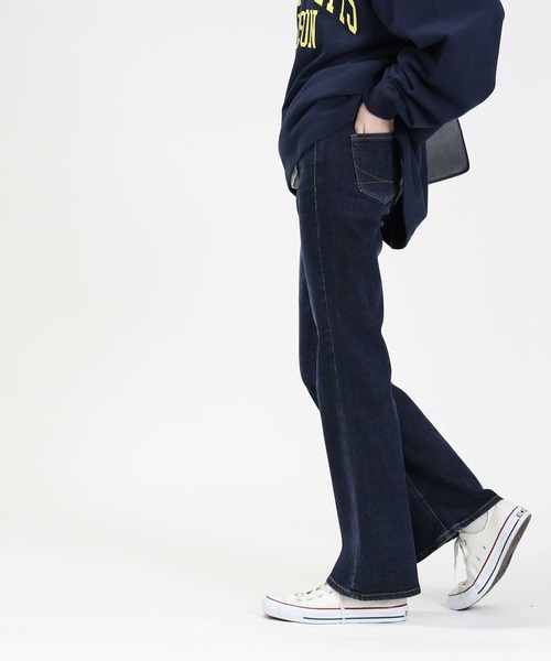 SOMETHING（サムシング）の「【SOMETHING】「LISA」デニムフレアパンツ (フレアシルエット/テンセルストレッチ/脚長効果/カジュアル/きれいめ)（デニムパンツ・レディース・ダークインディゴブルー・29inch/30inch/25inch/26inch/27inch/28inch/31inch）」の5枚目の写真