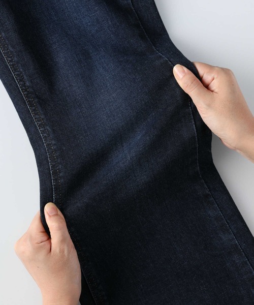 SOMETHING（サムシング）の「【SOMETHING】「LISA」デニムフレアパンツ (フレアシルエット/テンセルストレッチ/脚長効果/カジュアル/きれいめ)（デニムパンツ・レディース・ダークインディゴブルー・29inch/30inch/25inch/26inch/27inch/28inch/31inch）」の10枚目の写真