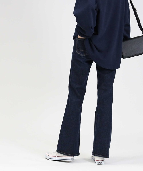 SOMETHING（サムシング）の「【SOMETHING】「LISA」デニムフレアパンツ (フレアシルエット/テンセルストレッチ/脚長効果/カジュアル/きれいめ)（デニムパンツ・レディース・ダークインディゴブルー・29inch/30inch/25inch/26inch/27inch/28inch/31inch）」の16枚目の写真