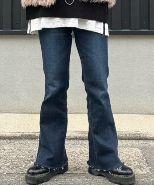 SOMETHING（サムシング）の「【SOMETHING】「LISA」デニムフレアパンツ (フレアシルエット/テンセルストレッチ/脚長効果/カジュアル/きれいめ)（デニムパンツ・レディース・ダークインディゴブルー・29inch/30inch/25inch/26inch/27inch/28inch/31inch）」の12枚目の写真