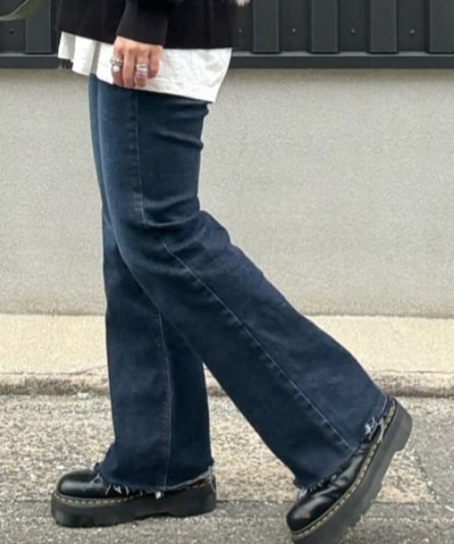 SOMETHING（サムシング）の「【SOMETHING】「LISA」デニムフレアパンツ (フレアシルエット/テンセルストレッチ/脚長効果/カジュアル/きれいめ)（デニムパンツ・レディース・ダークインディゴブルー・29inch/30inch/25inch/26inch/27inch/28inch/31inch）」の11枚目の写真