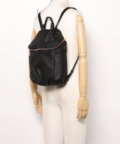 cache cache（カシュ カシュ）の「カシュカシュ cachecache / タックディテールソフト合皮リュック（バックパック/リュック・レディース・ブラック/ベージュ系その他/キャメル・FREE）」の5枚目の写真