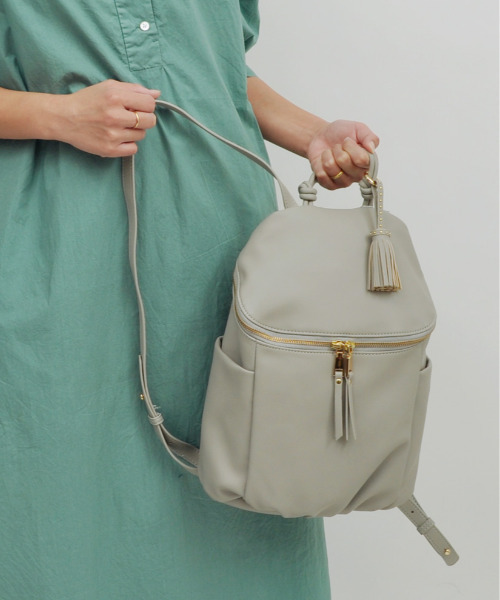 cache cache（カシュ カシュ）の「カシュカシュ cachecache / タックディテールソフト合皮リュック（バックパック/リュック・レディース・ブラック/ベージュ系その他/キャメル・FREE）」の2枚目の写真