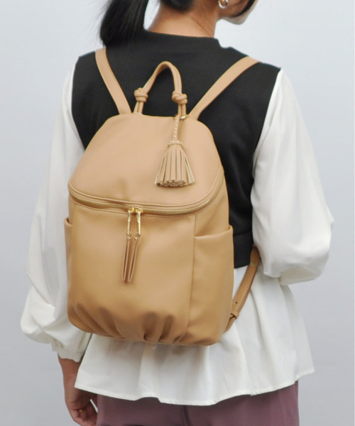 cache cache（カシュ カシュ）の「カシュカシュ cachecache / タックディテールソフト合皮リュック（バックパック/リュック・レディース・ブラック/ベージュ系その他/キャメル・FREE）」の3枚目の写真