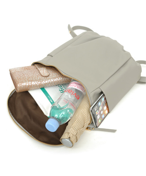 cache cache（カシュ カシュ）の「カシュカシュ cachecache / タックディテールソフト合皮リュック（バックパック/リュック・レディース・ブラック/ベージュ系その他/キャメル・FREE）」の8枚目の写真