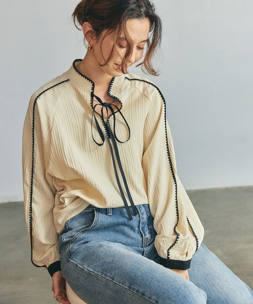 toucher du brise(トゥシェドブリーズ)の「【柔らかな印象に】リボンブラウス(シャツ/ブラウス・レディース・ベージュ/オフホワイト/ブルー・M)」の3枚目の写真