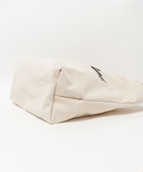 Maison Kitsune(メゾンキツネ)の「CAFE KITSUNE SHOULDER TOTE(ショルダーバッグ・メンズ・キナリ/ブラック/ホワイト系その他・U)」の9枚目の写真