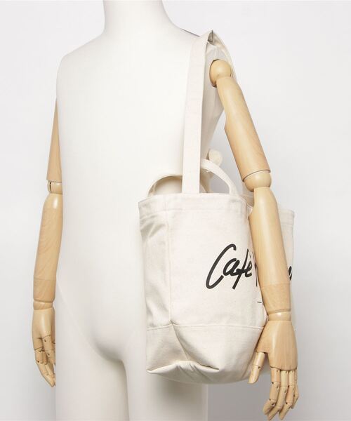 Maison Kitsune(メゾンキツネ)の「CAFE KITSUNE SHOULDER TOTE(ショルダーバッグ・メンズ・キナリ/ブラック/ホワイト系その他・U)」の19枚目の写真