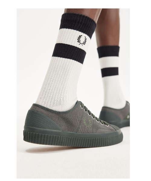 Fred Perry Low Canvas スニーカー Fred Perry hughes low canvas sneakers in white | ASOS