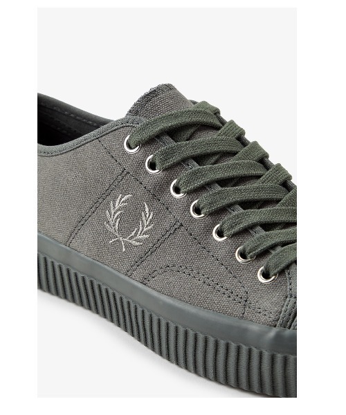 【FRED PERRY】★送料・関税込★ ヒューズ ロー キャンバス FRED PERRY（フレッドペリー）の「Hughes Low Canvas／ヒューズ