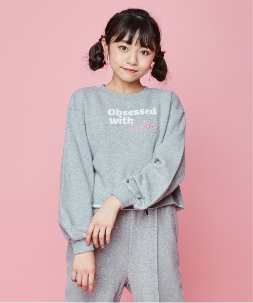 JENNI love（ジェニィラブ）の「ロゴ刺繍ショート丈トレーナー（スウェット・キッズ・ブラック/ラベンダー/グレー・130cm/160cm/140cm/150cm）」の2枚目の写真