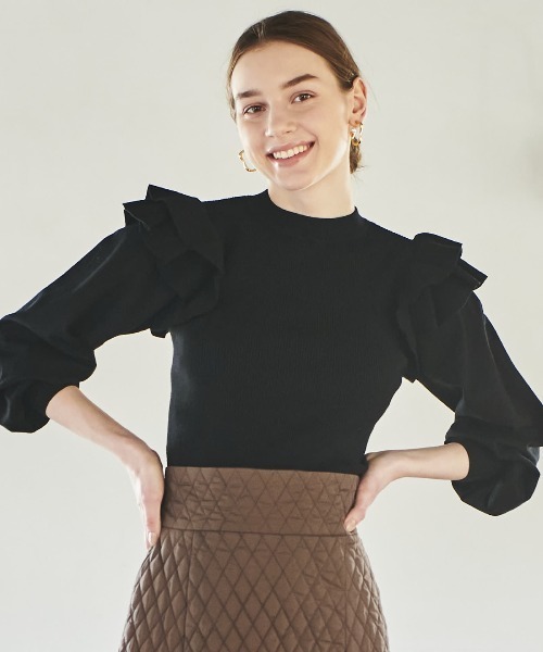 AND COUTURE（アンドクチュール）の「2WAY肩開きフリルニットプル  