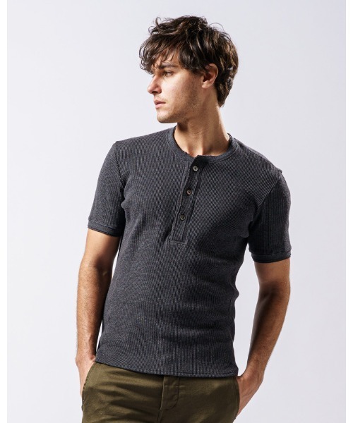 wjk（ダヴルジェイケイ）の「waffle henley（Tシャツ/カットソー・メンズ・ブラック/グレイッシュベージュ/ホワイト/ダークグレー・LARGE/SMALL/MEDIUM/X-LARGE）」の3枚目の写真