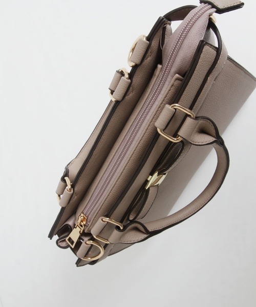 tocco closet（トッコ　クローゼット）の「ショルダー付き２ＷＡＹリボンモチーフデザインフェイクレザーバッグ（ショルダーバッグ・レディース・ブラック/ベージュ/アイボリー・FREE）」の4枚目の写真