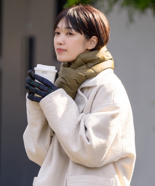 OMNES（オムネス）の「ダウンショートマフラー（マフラー・レディース・カーキ/ブラック/ネイビー/ベージュ/キャメル/アイボリー・FREE）」の4枚目の写真