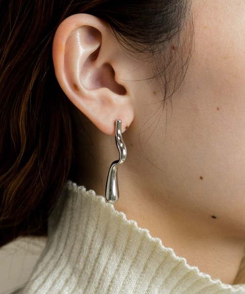 SMELLY(スメリー)の「ニュアンスメタルバーピアス(ピアス(両耳用)・レディース・ゴールド/シルバー・-)」の1枚目の写真