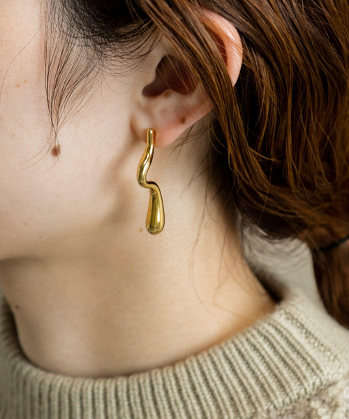 SMELLY(スメリー)の「ニュアンスメタルバーピアス(ピアス(両耳用)・レディース・ゴールド/シルバー・-)」の2枚目の写真