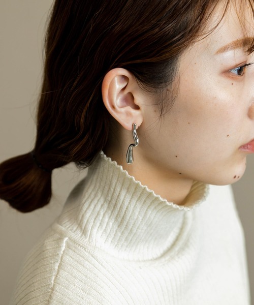 SMELLY(スメリー)の「ニュアンスメタルバーピアス(ピアス(両耳用)・レディース・ゴールド/シルバー・-)」の4枚目の写真
