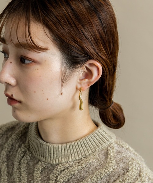 SMELLY(スメリー)の「ニュアンスメタルバーピアス(ピアス(両耳用)・レディース・ゴールド/シルバー・-)」の10枚目の写真