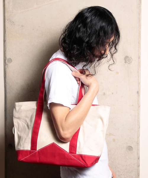 COSSHI(コッシ)の「COSSHI PARAFFIN CANVAS TOTE(トートバッグ・メンズ・ブラック/ネイビー/レッド・FREE)」の3枚目の写真