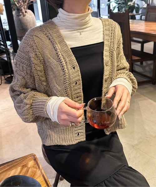 Ambre Ciel（アンブルシエル）の「ショートケーブルニットカーディガン／【WEB/EC限定商品】（カーディガン/ボレロ・レディース・オフホワイト/ベージュ・FREE）」の3枚目の写真