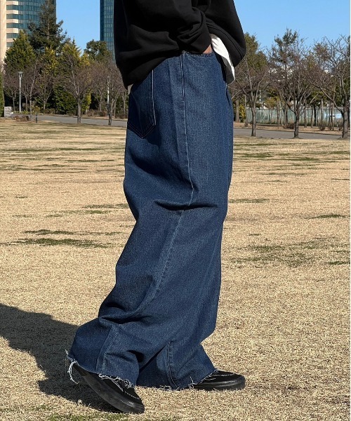 kutir(クティール)の「カットオフタックワイドバルーンデニムパンツ(デニムパンツ・メンズ・インディゴブルー/ブラック・LARGE/MEDIUM/SMALL)」の5枚目の写真