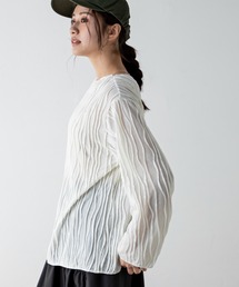 立体的なステッチデザインを施したメローデザインのシアートップス。ゆったりとしたサイズで楽に着られ、大人な抜け感を演出します。