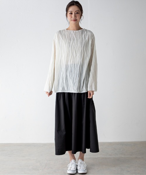 MILLION CARATS（ミリオンカラッツ）の「立体的なステッチデザインを施したメローデザインのシアートップス。ゆったりとしたサイズで楽に着られ、大人な抜け感を演出します。（Tシャツ/カットソー・レディース・ベージュ/ブラック/オフホワイト・FREE）」の4枚目の写真