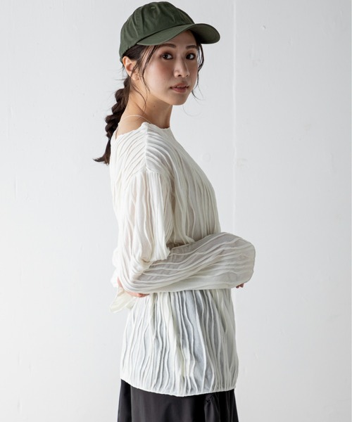 MILLION CARATS（ミリオンカラッツ）の「立体的なステッチデザインを施したメローデザインのシアートップス。ゆったりとしたサイズで楽に着られ、大人な抜け感を演出します。（Tシャツ/カットソー・レディース・ベージュ/ブラック/オフホワイト・FREE）」の5枚目の写真