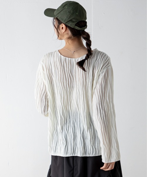 MILLION CARATS（ミリオンカラッツ）の「立体的なステッチデザインを施したメローデザインのシアートップス。ゆったりとしたサイズで楽に着られ、大人な抜け感を演出します。（Tシャツ/カットソー・レディース・ベージュ/ブラック/オフホワイト・FREE）」の6枚目の写真