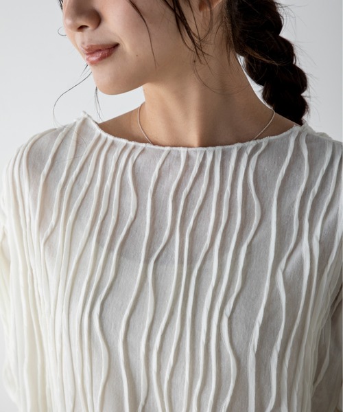 MILLION CARATS（ミリオンカラッツ）の「立体的なステッチデザインを施したメローデザインのシアートップス。ゆったりとしたサイズで楽に着られ、大人な抜け感を演出します。（Tシャツ/カットソー・レディース・ベージュ/ブラック/オフホワイト・FREE）」の7枚目の写真